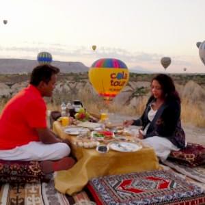 卡帕多西亚：最佳热气球观赏地，壮丽的日出日落景观