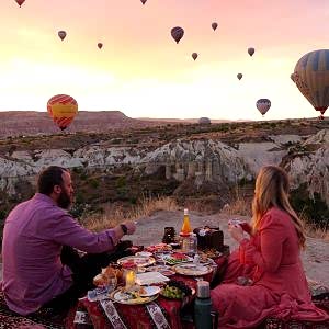 卡帕多奇亚的热气球与美味早餐